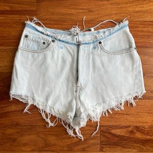 High-waisted Vintage Levis shorts (~26)